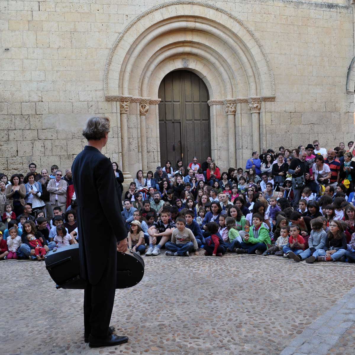 Actuación de Alex Jorgensen en la Iglesia de la Trinidad en Segovia durante Titirimundi  ::  Titirimundi