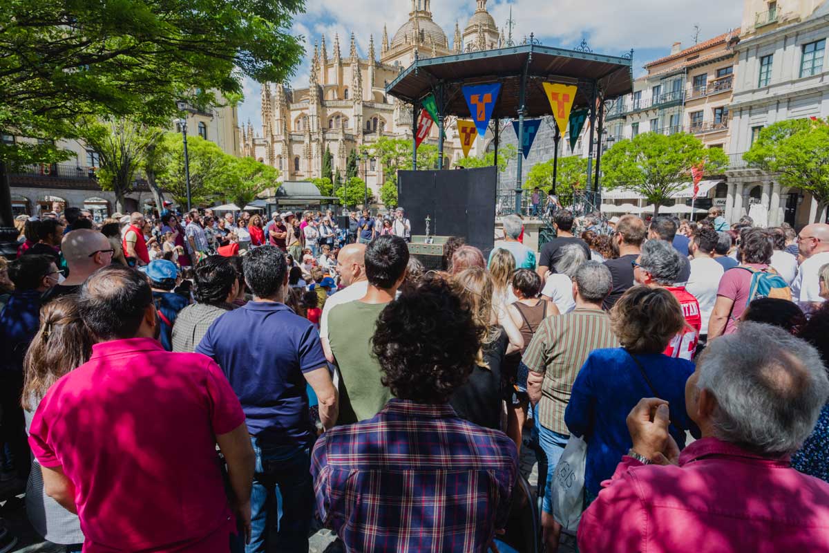 Actuación de la compañía Sophie Krog  en la plaza Mayor de Segovia durante Titirimundi  ::  Titirimundi