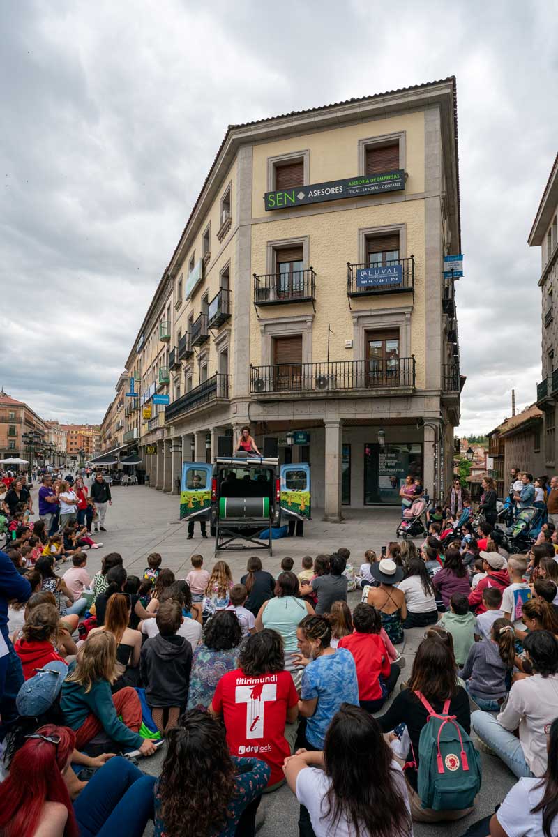 Anonima Teatro (Francia) - La route - Avenida del Acueducto - Titirimundi 2024  ::  Titirimundi
