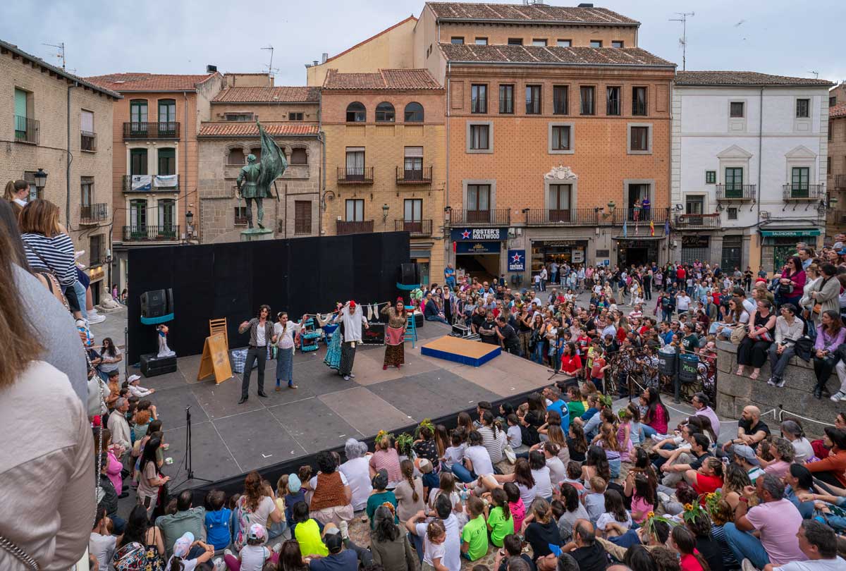 El Espejo Negro (España) - La Cabra - Plaza San Martín - Titirimundi 2024  ::  Titirimundi
