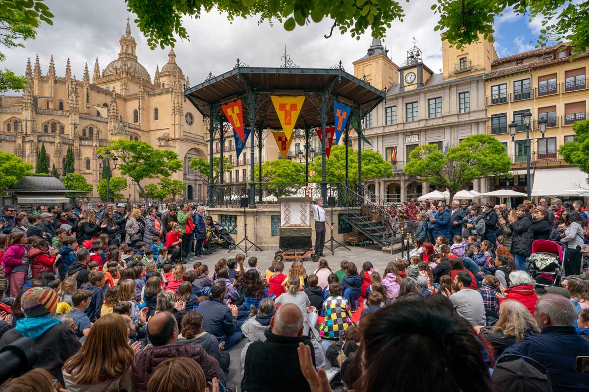 Sofie Krog Teater (Dinamarca) - The Quacksalver - Plaza Mayor - Titirimundi 2024  ::  Titirimundi