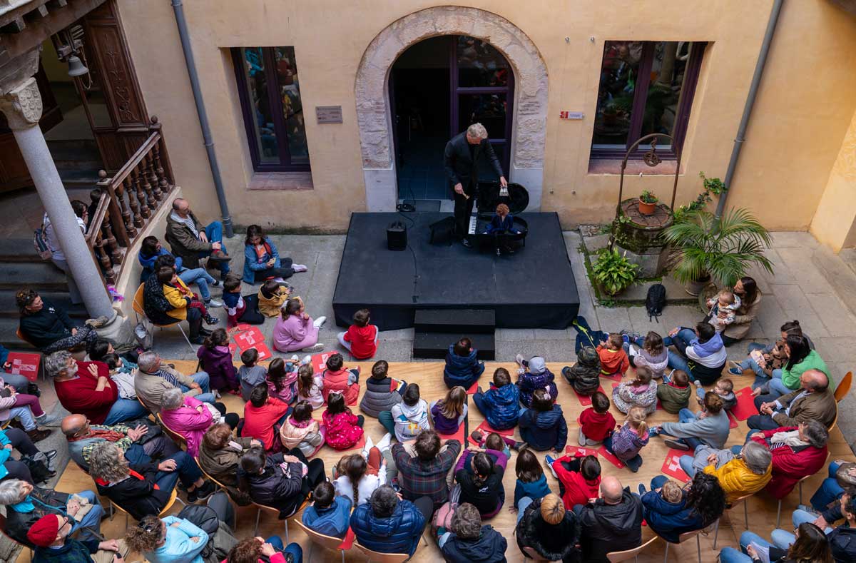 Alex Marionettes (Dinamarca) - Mr. Barti - Patio del Palacio de Quintanar - Titirimundi 2024  ::  Titirimundi