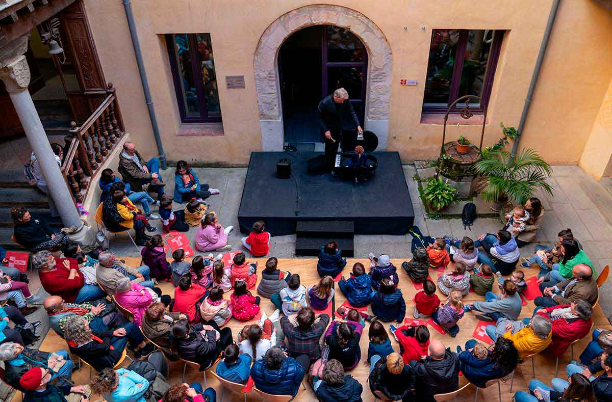 Alex Marionettes (Dinamarca) - Mr. Barti - Patio del Palacio de Quintanar - Titirimundi 2024  ::  Titirimundi