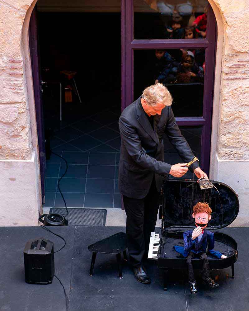 Alex Marionettes (Dinamarca) - Mr. Barti - Patio del Palacio de Quintanar - Titirimundi 2024  ::  Titirimundi