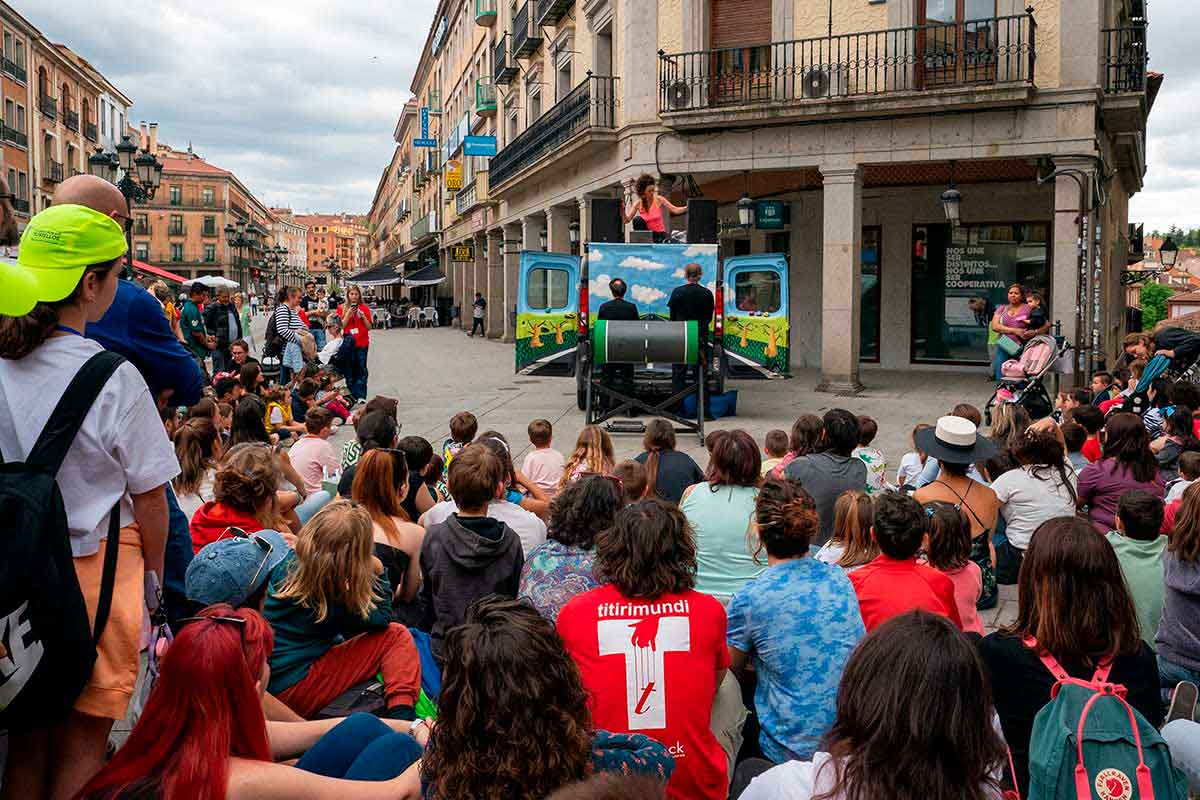 Anonima Teatro (Francia) - La route - Avenida del Acueducto - Titirimundi 2024  ::  Titirimundi
