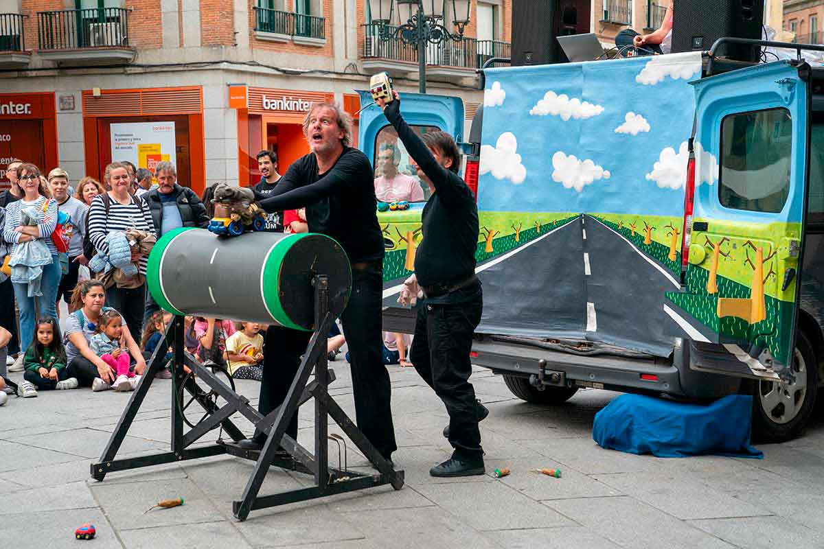 Anonima Teatro (Francia) - La route - Avenida del Acueducto - Titirimundi 2024  ::  Titirimundi