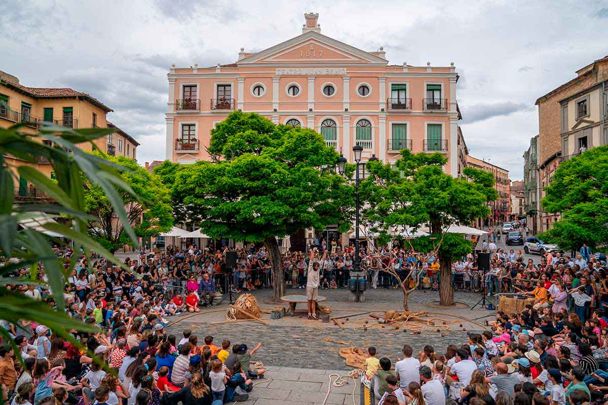 D’es Tro (España) - Poi - Plaza Mayor - Titirimundi 2024  ::  Titirimundi