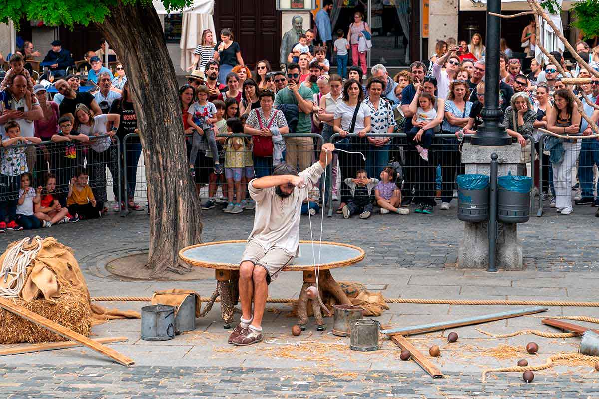 D’es Tro (España) - Poi - Plaza Mayor - Titirimundi 2024  ::  Titirimundi