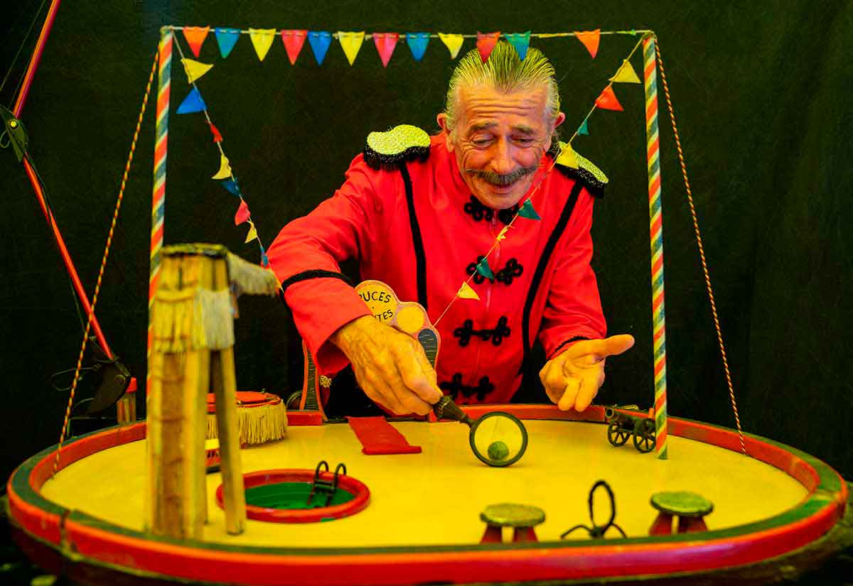 El circo de las pulgas (Francia) - Pulgas salvajes - Patio del Abraham Senior - Titirimundi 2024  ::  Titirimundi