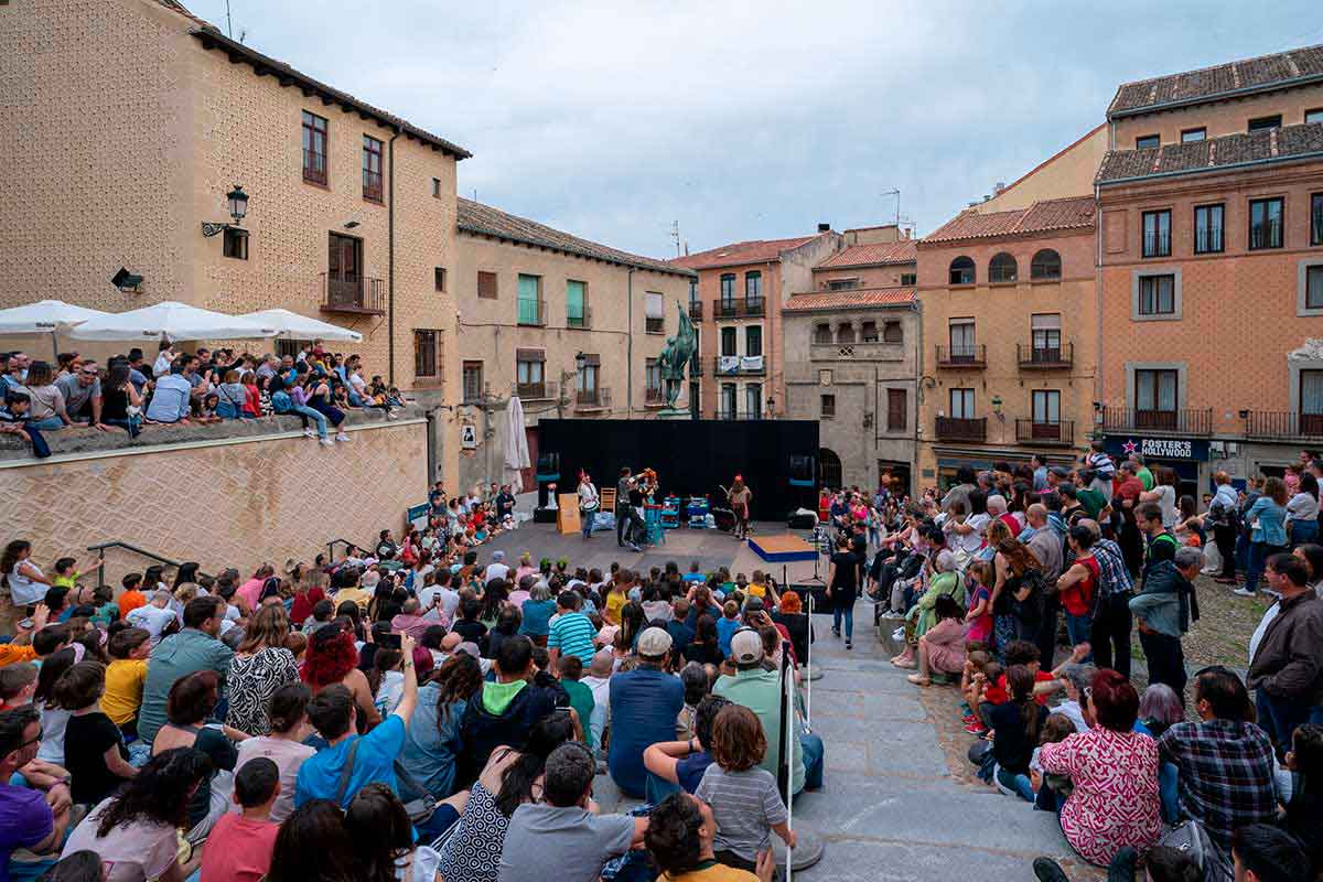 El Espejo Negro (España) - La Cabra - Plaza de San Martín - Titirimundi 2024  ::  Titirimundi