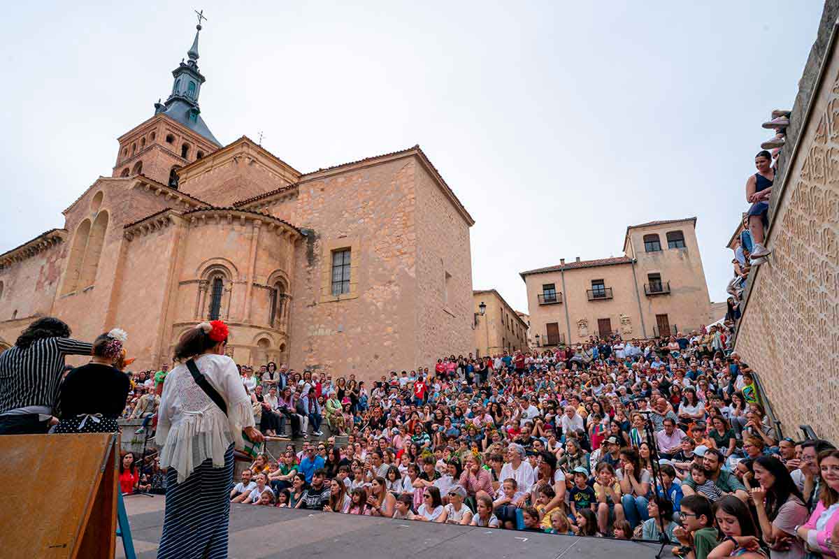 El Espejo Negro (España) - La Cabra - Plaza de San Martín - Titirimundi 2024  ::  Titirimundi