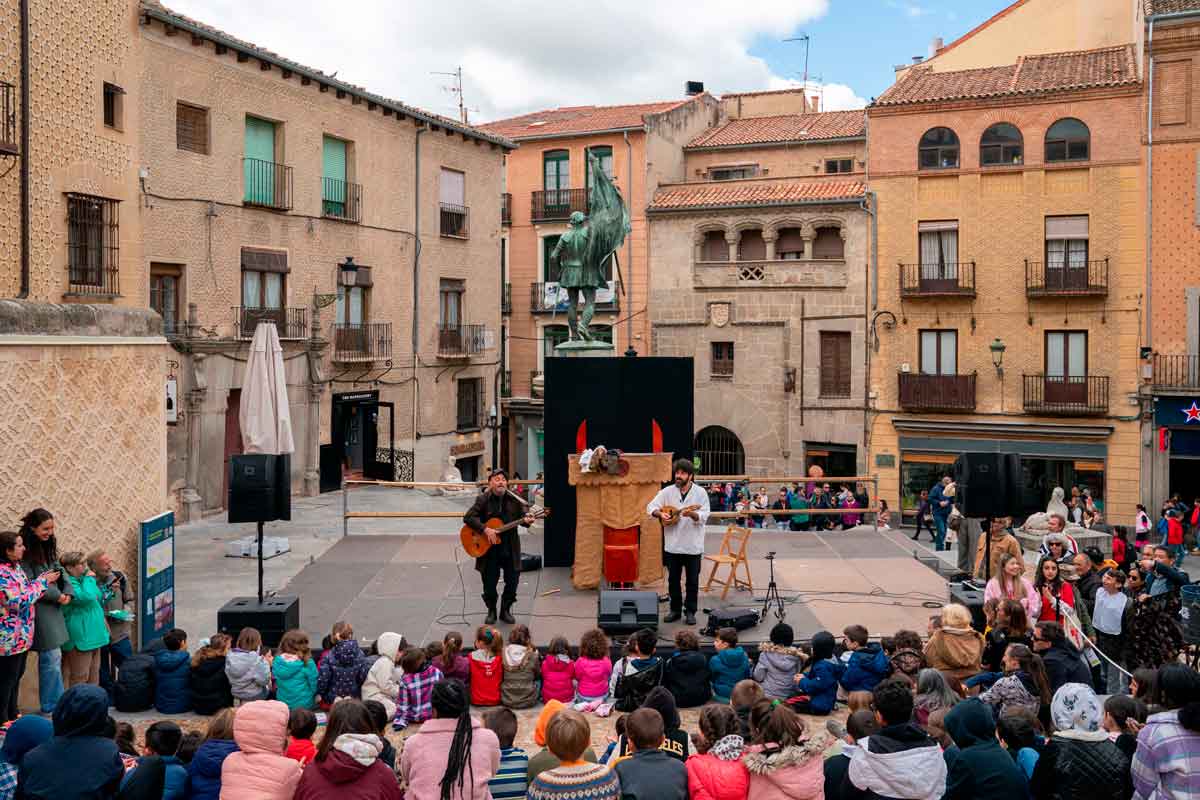 Salvatore Gatto (Italia) - Pulcinella - Plaza de San Martín - Titirimundi 2024  ::  Titirimundi