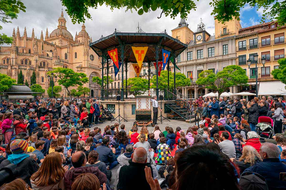 Sofie Krog Teater (Dinamarca) - The Quacksalver - Plaza Mayor - Titirimundi 2024  ::  Titirimundi