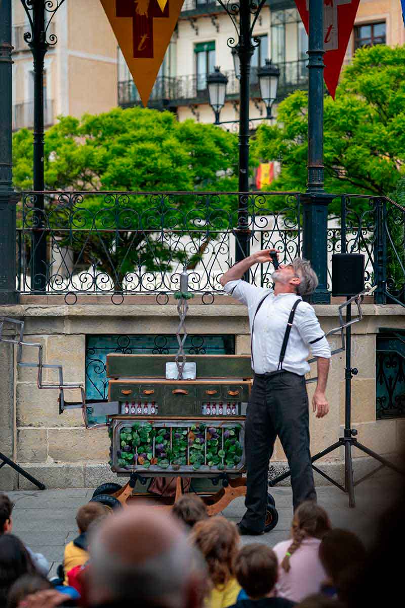Sofie Krog Teater (Dinamarca) - The Quacksalver - Plaza Mayor - Titirimundi 2024  ::  Titirimundi