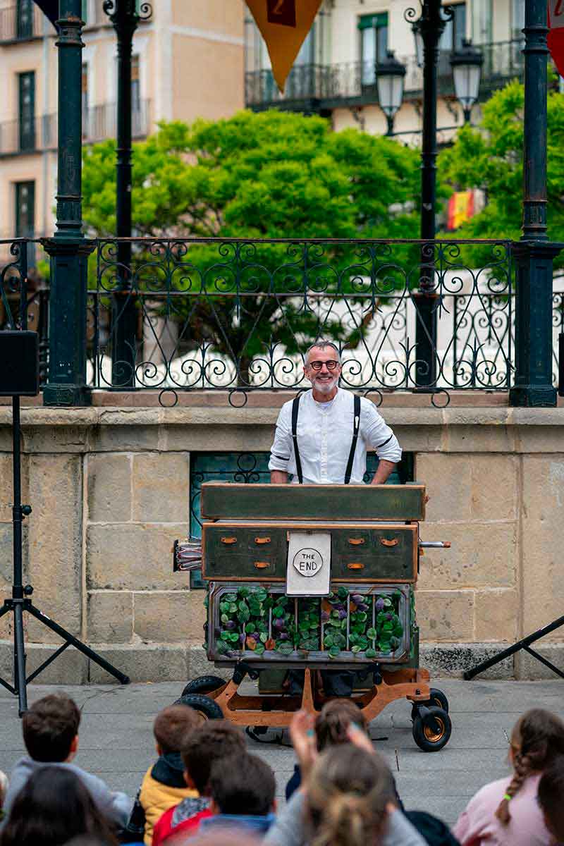 Sofie Krog Teater (Dinamarca) - The Quacksalver - Plaza Mayor - Titirimundi 2024  ::  Titirimundi