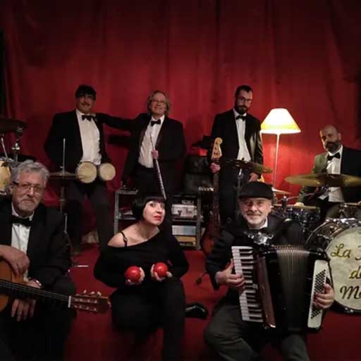 Improvisaciones de compañías y concierto de La Troupé de la Merced - Noche de improvisaciones  ::  Titirimundi